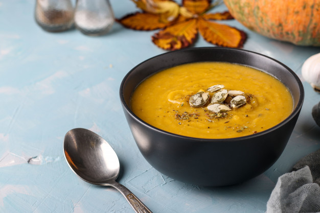 Mezi velmi chutné a zahřívací podzimní polévky patří i ta dýňová.